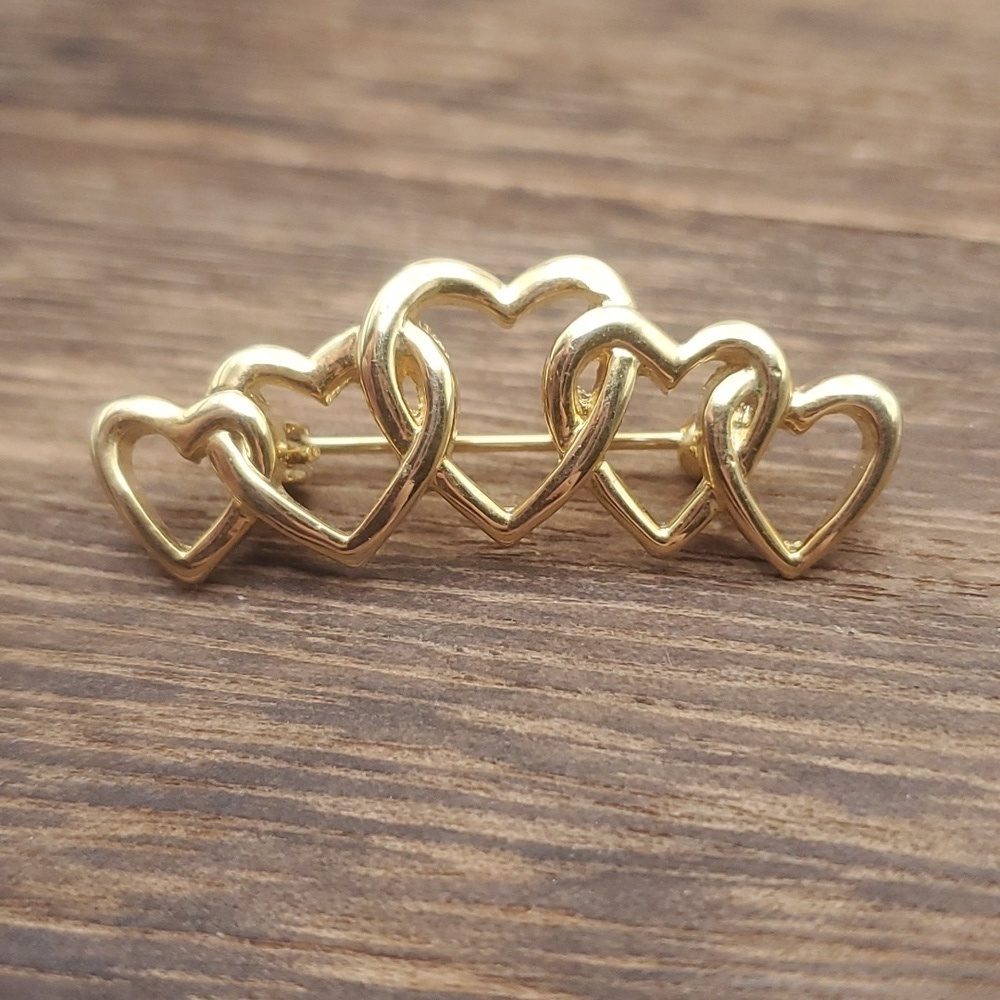 Tiered row of classy hearts entwined brooch‎ B546